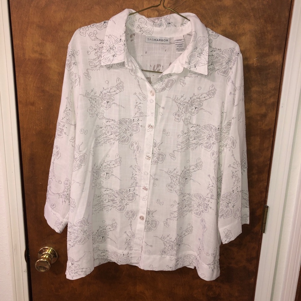 XL lightweight White Floral Women's Top. Sag Harbor in great condition.